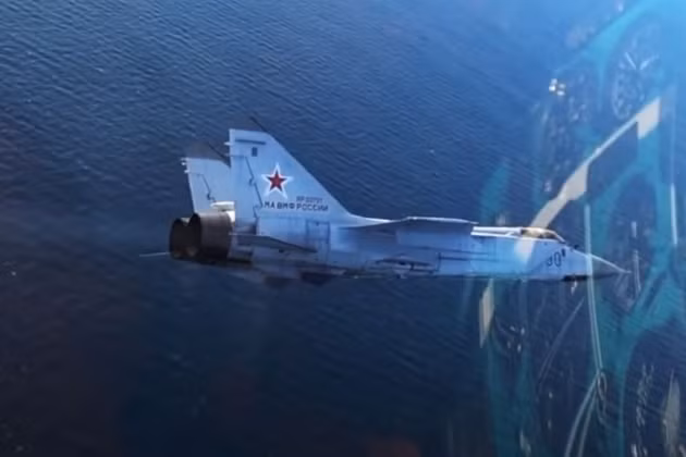 Theo truyền thông Nga, một cặp tiêm kích đánh chặn siêu thanh MiG-31 của Không quân Nga đã lướt nhanh qua boong tàu sân bay Nữ hoàng Elizabeth của Hải quân Anh, đang làm nhiệm vụ tại Địa Trung Hải cách đây vài tháng.