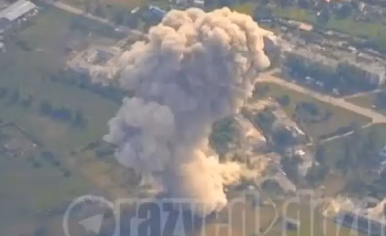 Don tan cong kinh hoang bang bom 3.000 kg vao toa nha cua Ukraine-Hinh-2