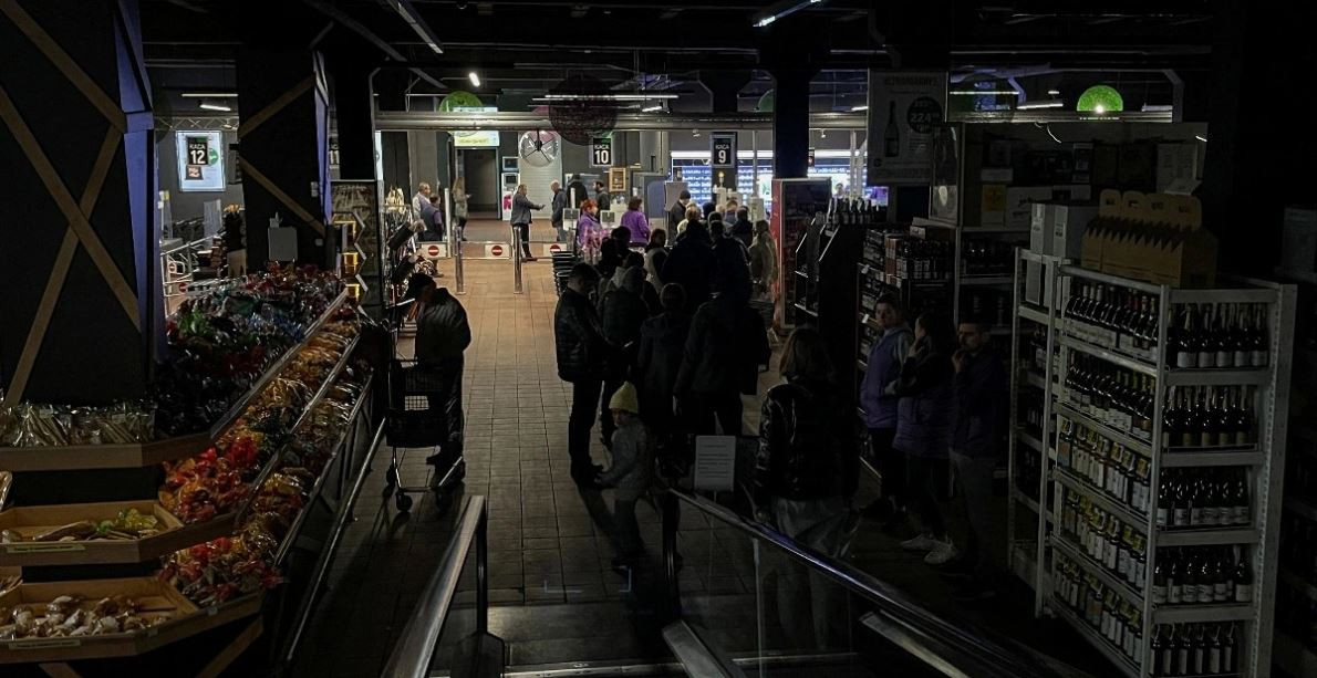 Các kế hoạch đã được vạch ra nhằm sơ tán 3 triệu người khỏi Kiev, để tránh thiệt hại thêm cho người dân Ukraine. Trước sự bắn phá liên tục từ các cuộc không kích của Nga, buộc các nhà chức trách Ukraine phải xem xét khả năng giảm rủi ro cho cuộc sống của người dân.