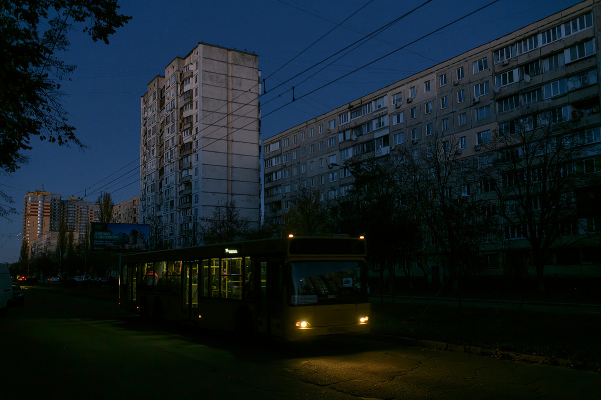 Nhưng sau đó, quân Nga đã rút quân khỏi ngoại ô Kiev và các hoạt động quân sự tiếp theo ít nhằm vào thành phố này; điều này đã khôi phục lại sự yên tĩnh vốn có của Kiev. Suốt một thời gian dài, Nga không tiến hành một cuộc tấn công mới nhằm vào Kiev, khi cho rằng đây không còn là mục tiêu chủ yếu của Nga. 