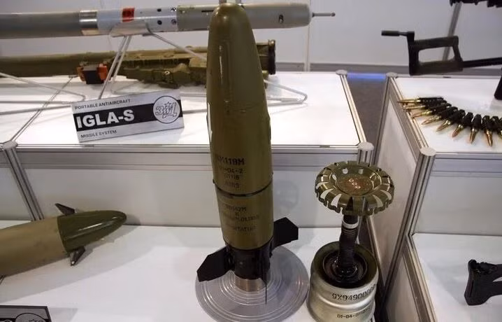 Nga cũng đang nghiên cứu loại tên lửa phóng qua nòng pháo 3UBK21 Sprinter, dùng cho pháo chống tăng tự hành 2A45 Sprut-B và Sprut-SD. Sprinter là tên lửa dẫn đường bằng laser với đầu đạn HEAT (chống tăng nổ mạnh), được thiết kế để tiêu diệt các xe tăng chiến đấu chủ lực hiện đại, được trang bị ERA hay hệ thống bảo vệ chủ động (APS). 