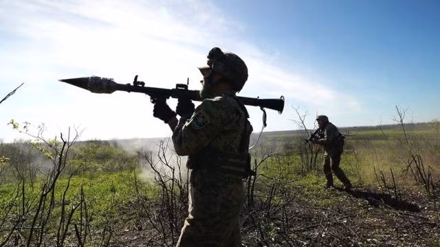 Báo cáo của OSW viết: “Các trận đánh giành làng Ivanovskoye tiếp tục dọc theo đường cao tốc tới Konstantinovka. Trong tuần qua, khoảng một nửa diện tích của ngôi làng có giá trị chiến thuật quan trọng này, đã nằm dưới sự kiểm soát của quân Nga và giờ đây họ có cơ hội tiến về phía bắc theo hướng Chasov Yar”. 