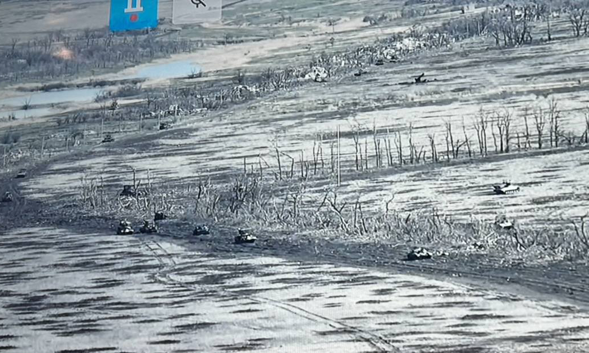 Sau khi chiếm Severne, quân Nga lợi dụng tình hình tấn công ngay Tonen’ke. Lực lượng của Nga tham gia là Lữ đoàn bộ binh cơ giới số 1 thuộc Tập đoàn quân số 1 Donetsk và Trung đoàn bộ binh cơ giới số 1453. Trong quá trình chiến đấu được hỏa lực pháo binh và không quân chi viện.