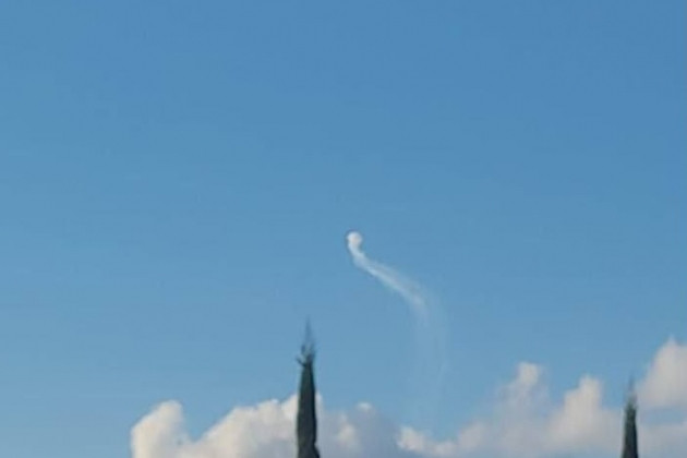 Ngoài lực lượng Hamas, Israel phải lo đối phó với lực lượng Hezbollah; theo thông tin từ trang “Bình luân quân sự” của Nga, lực lượng Hezbollah đã tấn công Israel bằng tên lửa đạn đạo được cho là do Iran sản xuất, khi việc sử dụng tên lửa đánh chặn tầm xa MIM-104C/E PAC-2 từ tổ hợp Patriot PAC-2/GEM-T đã được ghi nhận trên bầu trời Israel. 