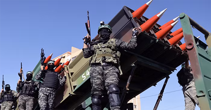 Vào thời điểm quan trọng đối với sự “sống còn” của Dải Gaza, Hamas đã phát động một cuộc phản công liều lĩnh chống lại Israel và lần đầu tiên sử dụng tên lửa đạn đạo tấn công quân đội Israel. 