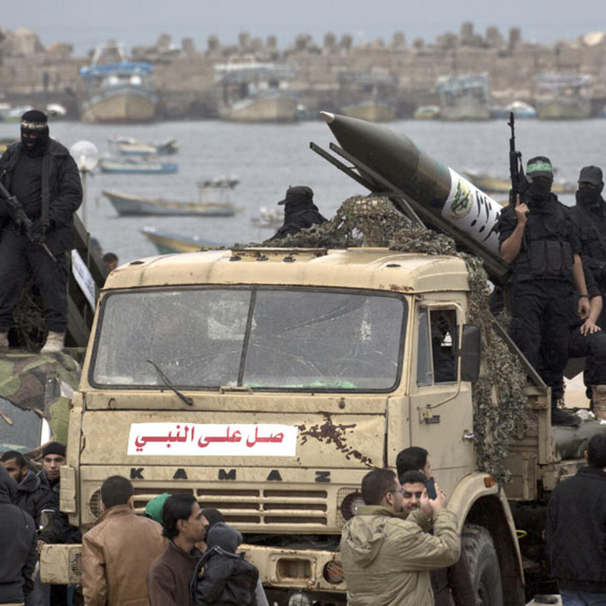 Với đặc điểm và độ cao của tên lửa, người ta tin rằng, tên lửa MIM-104C/E có thể được sử dụng để đánh chặn các tên lửa tầm siêu xa như Fajr-5 hoặc Buraq-100 do Hezbollah phát triển. Một điểm đặc biệt quan trọng là đỉnh cao của quỹ đạo bay của những tên lửa như vậy, có thể đạt tới 25 km. 