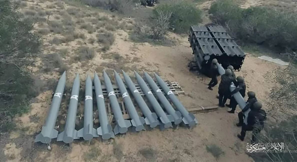 Tên lửa được Hamas sử dụng có tên là "Seismic-2/3", có trọng lượng phóng 3 tấn, tầm bắn 150-200 km và mang đầu đạn nổ sát thương nặng 600 kg. 