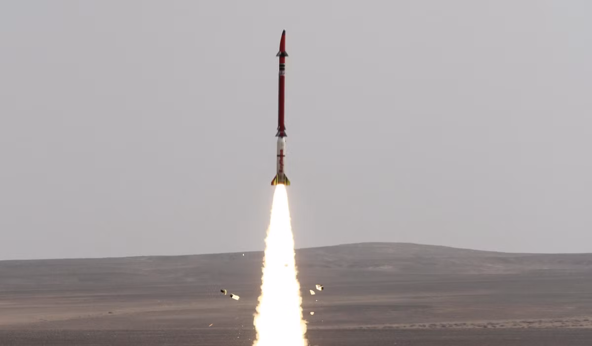 Phương pháp dẫn đường của tên lửa đánh chặn David's Sling là sử dụng hình ảnh hai màu hồng ngoại quang điện + radar sóng milimet và có khả năng đánh chặn tên lửa chiến thuật, tên lửa đạn đạo và máy bay chiến đấu.