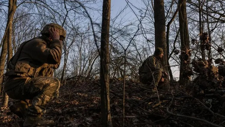 Tuy nhiên, Bộ Tổng tham mưu AFU vẫn chưa ra lệnh rút quân hoàn toàn khỏi Kursk. Hơn nữa, trong một đoạn video ngắn vào buổi tối hôm đó, Tổng thống Zelensky cũng nói rõ rằng, lý do AFU vẫn cố thủ ở khu vực Kursk, là để ngăn chặn quân Nga tiến vào Sumy và Kharkiv.