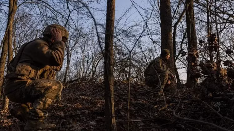 Tuy nhiên, Bộ Tổng tham mưu AFU vẫn chưa ra lệnh rút quân hoàn toàn khỏi Kursk. Hơn nữa, trong một đoạn video ngắn vào buổi tối hôm đó, Tổng thống Zelensky cũng nói rõ rằng, lý do AFU vẫn cố thủ ở khu vực Kursk, là để ngăn chặn quân Nga tiến vào Sumy và Kharkiv.