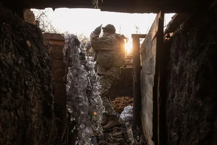 Rõ ràng là lãnh đạo Kiev đang tìm kiếm một lối thoát trước cho quân của mình đang bị bao vây và không thể rút lui khỏi Kursk. Gần đây, cuộc sống tàn khốc của lính Ukraine ở Kursk ngày càng trở nên khó khăn hơn. Nhiều binh lính bị thương đã bị bỏ lại ngay trên chiến trường.