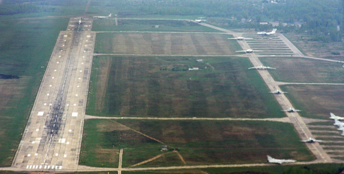 Tại sân bay Ryazan, Bộ Quốc phòng Nga thông báo rằng, 3 nhân viên kỹ thuật mặt đất đã thiệt mạng và 5 người khác bị thương. Vụ nổ ban đầu được cho là do một chiếc xe tải chở nhiên liệu phát nổ. Rất nhiều bằng chứng cho thấy, chiếc xe có thể đã bị UAV hoặc mảnh vỡ của nó văng phải.