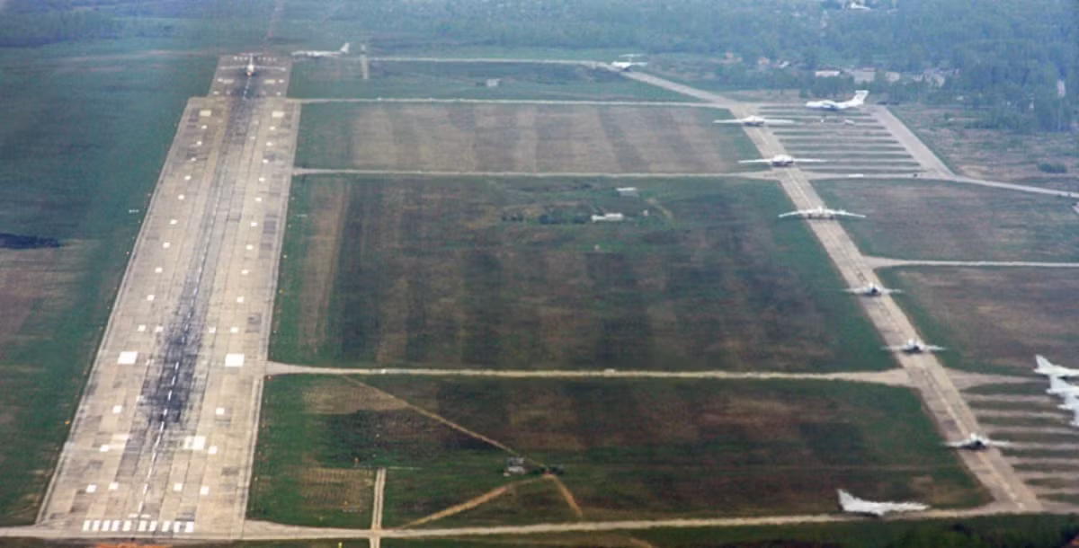 Tại sân bay Ryazan, Bộ Quốc phòng Nga thông báo rằng, 3 nhân viên kỹ thuật mặt đất đã thiệt mạng và 5 người khác bị thương. Vụ nổ ban đầu được cho là do một chiếc xe tải chở nhiên liệu phát nổ. Rất nhiều bằng chứng cho thấy, chiếc xe có thể đã bị UAV hoặc mảnh vỡ của nó văng phải.