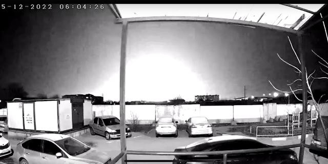 Người dân địa phương thông báo trên mạng xã hội rằng, vụ nổ có thể được nghe thấy cách đó vài km. Một video khác, được quay ở vùng Saratov, có vẻ như bao gồm tiếng âm thanh của động cơ phản lực trước khi vụ nổ xảy ra. Đây rất có thể là chính là động cơ của UAV tấn công.