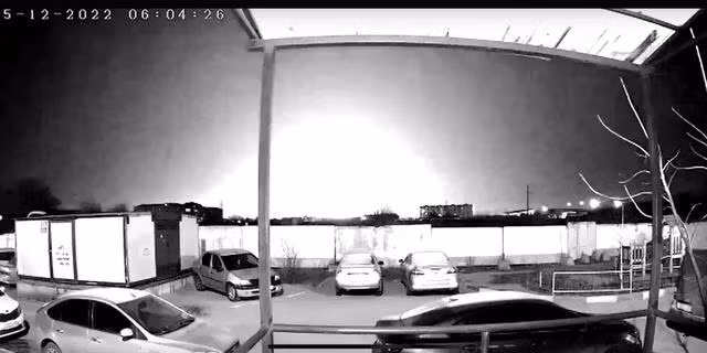 Người dân địa phương thông báo trên mạng xã hội rằng, vụ nổ có thể được nghe thấy cách đó vài km. Một video khác, được quay ở vùng Saratov, có vẻ như bao gồm tiếng âm thanh của động cơ phản lực trước khi vụ nổ xảy ra. Đây rất có thể là chính là động cơ của UAV tấn công.