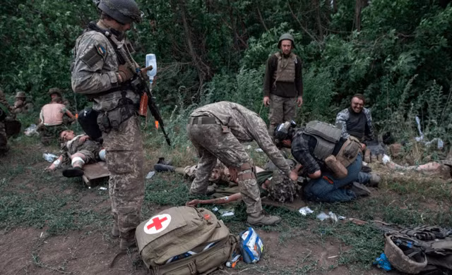 Tình hình của Quân đội Ukraine trong thành phố vẫn rất khó khăn: thiếu quân số, thiếu xe tăng, thiếu pháo binh và thiếu sự yểm trợ của không quân và các cuộc giao tranh vẫn tiếp diễn trong thành phố Lisichchansk.