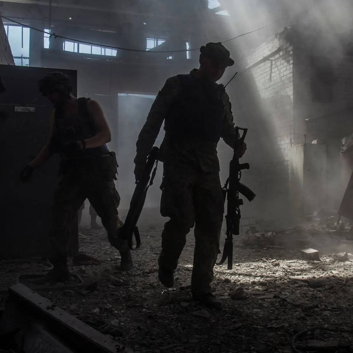 Các vệ tinh của Mỹ cũng đã phát hiện thấy Quân đội Nga đang chiến đấu ở Lisichchansk và đã tới một khu mỏ và một nhà máy sản xuất gelatin ở ngoại ô thành phố. Quân đội Ukraine muốn đánh trả, nhưng không thành công. 