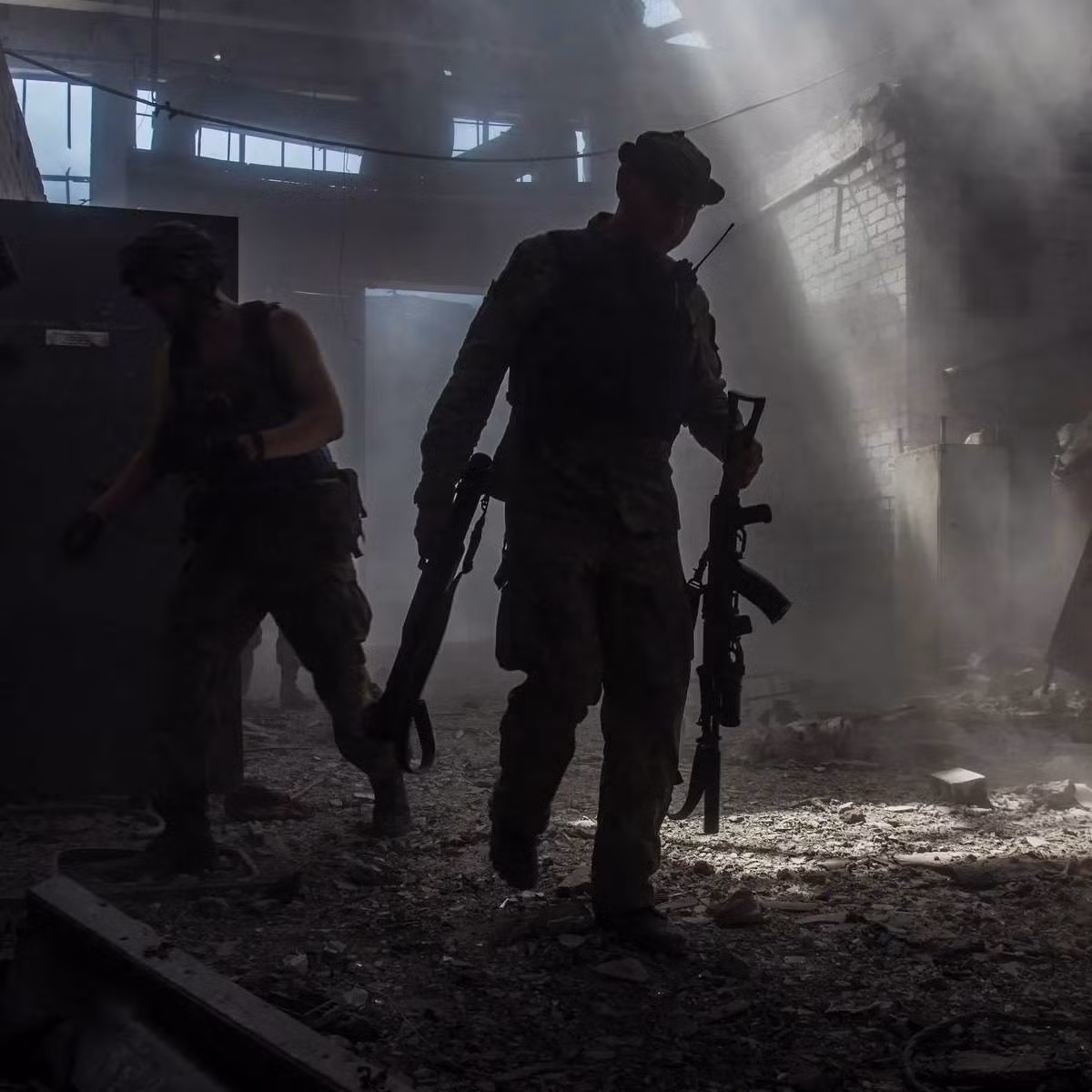 Các vệ tinh của Mỹ cũng đã phát hiện thấy Quân đội Nga đang chiến đấu ở Lisichchansk và đã tới một khu mỏ và một nhà máy sản xuất gelatin ở ngoại ô thành phố. Quân đội Ukraine muốn đánh trả, nhưng không thành công. 