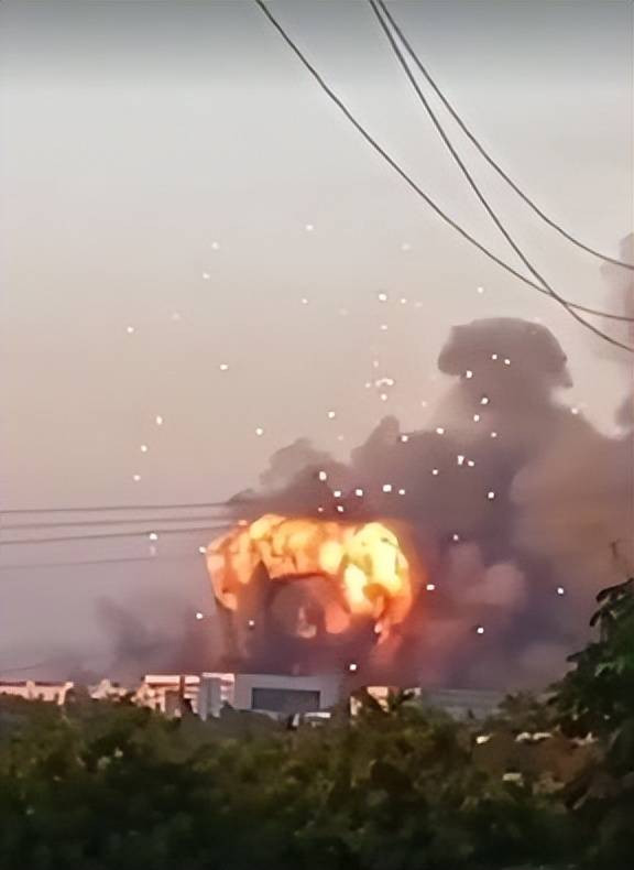 Quân đội Ukraine đã phải rút từ Sieverodonetsk về Lisichchansk trên một con đường duy nhất vào thành phố, một phần băng qua các cánh đồng và bị pháo binh Nga bắn phá liên tục. 