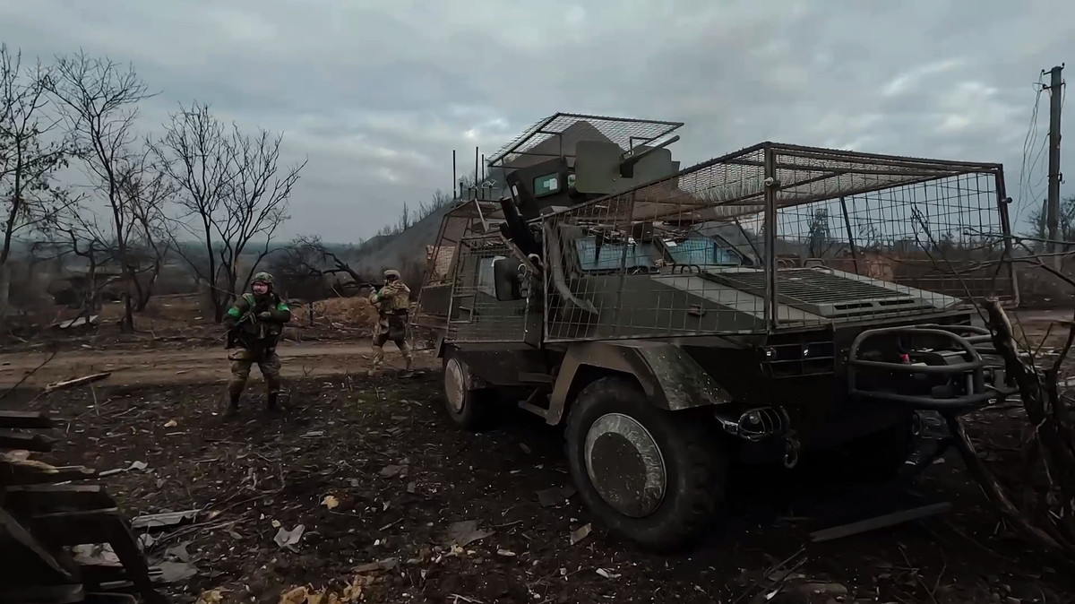 Việc sử dụng xe bọc thép Kozak làm phương tiện đột kích cho các trận đánh ác liệt, cũng là một lựa chọn thiếu sáng suốt; vì đây là mẫu xe bọc thép nhẹ, khả năng bảo vệ rất yếu. Điều này làm nổi bật sự thụ động về mặt chiến lược và chiến thuật , cũng như thiếu vũ khí bọc thép của AFU.