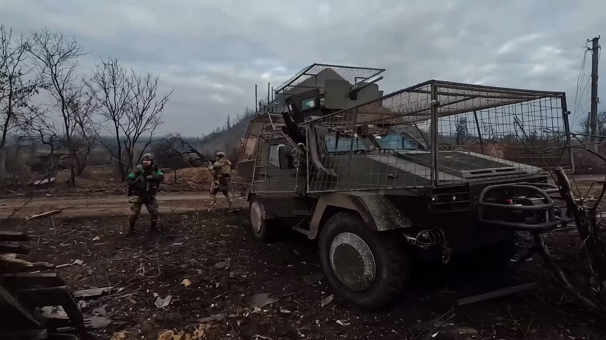 Việc sử dụng xe bọc thép Kozak làm phương tiện đột kích cho các trận đánh ác liệt, cũng là một lựa chọn thiếu sáng suốt; vì đây là mẫu xe bọc thép nhẹ, khả năng bảo vệ rất yếu. Điều này làm nổi bật sự thụ động về mặt chiến lược và chiến thuật , cũng như thiếu vũ khí bọc thép của AFU.