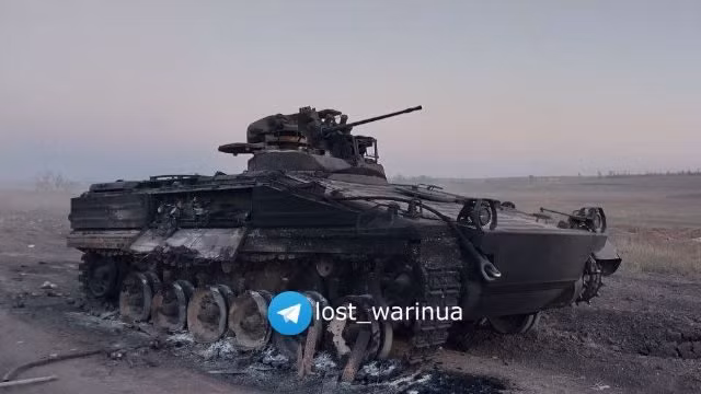 Theo nhiều cách giải thích khác nhau về đoạn video, chiếc xe chiến đấu bộ binh Marder 1A3 IFV của Ukraine có thể đã bị phá hủy bởi trúng tên lửa chống tăng hoặc sau khi đè phải bãi mìn chống tăng.