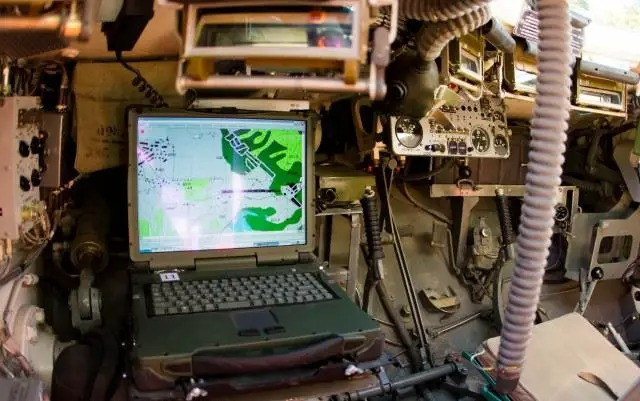 Ngược lại, RFAF dựa vào hệ thống chỉ huy tự động "Andromeda-D" để đạt được vòng liên kết dữ liệu khép kín giữa pháo binh, UAV trinh sát, UAV FPV và các nhóm tấn công, và tốc độ phản ứng hỏa lực đã tăng gấp ba lần so với năm 2023. 