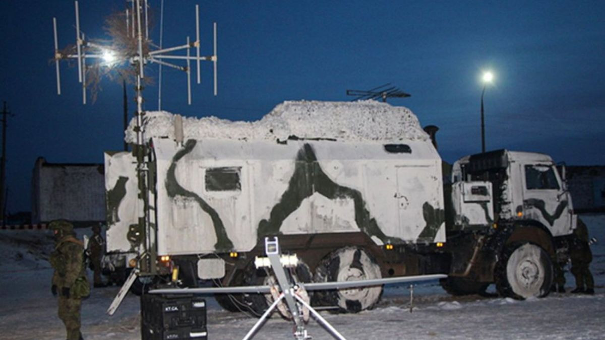 Các quy tắc hậu cần của chiến tranh hiện đại đã được bộc lộ rõ ràng trong chiến dịch Kursk của cả Nga và Ukraine. Lữ đoàn bộ binh cơ giới số 93 của AFU, đã cố gắng phối hợp rút lui thông qua mạng 4G dân sự, nhưng bị chặn bởi toàn bộ băng tần của hệ thống tác chiến điện tử Pole-21 của RFAF, khiến ba đơn vị cấp tiểu đoàn mất liên lạc trong 9 giờ. 