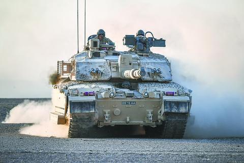 Theo truyền thông phương Tây, bất kỳ hệ thống vũ khí nào của phương Tây được cung cấp cho Ukraine đều trở thành “thông tin có giá trị” cho Nga. Những trò chơi “mèo vờn chuột” có tỷ lệ cược cao này không chỉ giới hạn ở một bên, thậm chí cả Nga và Ukraine còn trao phần thưởng cho những binh sĩ đào ngũ, mang theo vũ khí mật của họ.