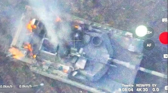 Nhưng bất chấp các thông tin bất lợi trên chiến trường gần đây, xác nhận việc quân Nga tiêu diệt ít nhất ba xe tăng M1A1 Abrams (và có thể là bốn) của Ukraine; nhưng giờ đây, truyền thông lại lại chứng kiến việc xe tăng Challenger “tái xuất” trên chiến trường Ukraine. 