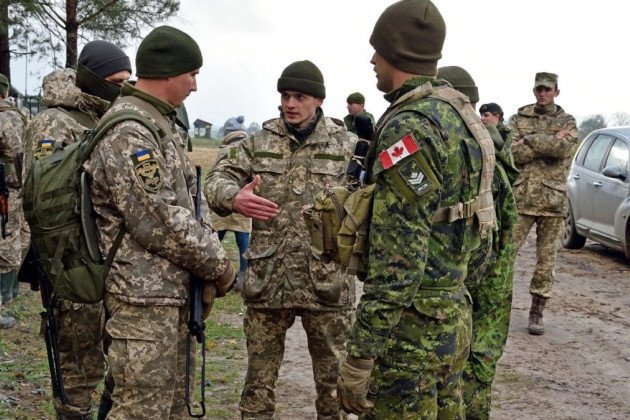 Trước đây vài tuần, Bộ Quốc phòng Canada đã công bố ý định đưa máy bay chiến đấu, tàu chiến, cũng như vài trăm quân nhân, theo yêu cầu chính thức của Bộ trưởng Bộ Quốc phòng Ukraine Andrey Reznikov, để hỗ trợ chiến dịch quân sự của Quân đội Ukraine ở Miền Đông nước này.
