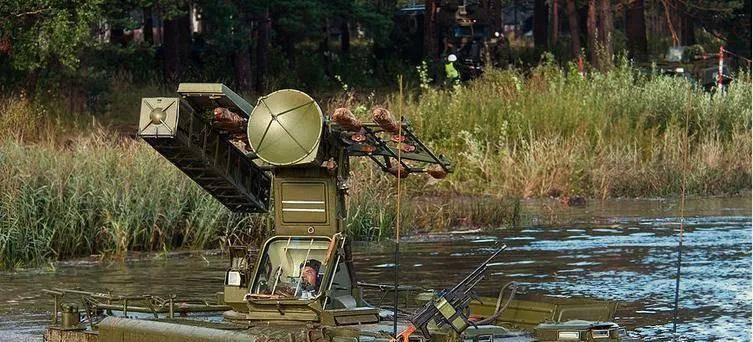 Việc Quân đội Ukraine thường xuyên sử dụng UAV dân sự để tiến hành trinh sát, ném bom, khiến quân đội Nga rất khó khăn trong việc đối phó? Quân đội Nga phải dùng hệ thống tên lửa phòng không Strela-10M để tiêu diệt UAV đa trục dân sự, được sử dụng bởi quân đội Ukraine và lính đánh thuê.