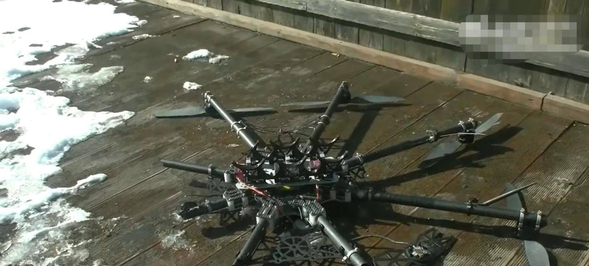 Những chiếc UAV dân sự đa trục cỡ lớn, không rõ nguồn gốc xuất xứ, bị Quân đội Nga bắn hạ ở chiến trường Ukraine có quá nhiều trục cánh quạt và trông nó thực sự giống một con nhện. Tuy nhiên, nó thực sự nguy hiểm như một con nhện độc.