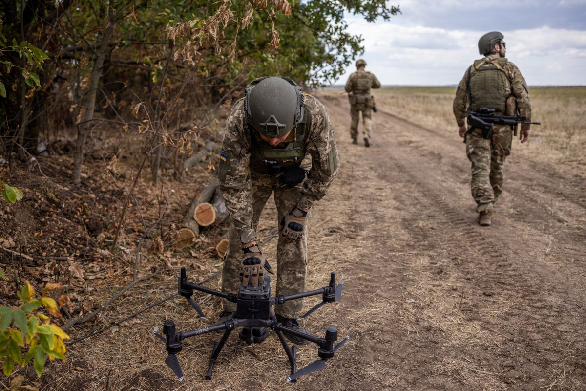 Vào giai đoạn đầu của cuộc xung đột, các đơn vị Ukraine, đã sử dụng UAV dân sự và tên lửa chống tăng vác vai Javelin, để trinh sát tình hình, ngăn các đơn vị quân Nga tiến vào thành phố. Đầu tiên, UAV xác định vị trí của quân Nga và sau đó tiến hành phục kích hoặc tập kích; chiến thuật này đã gây cho quân đội Nga rất nhiều khó khăn.