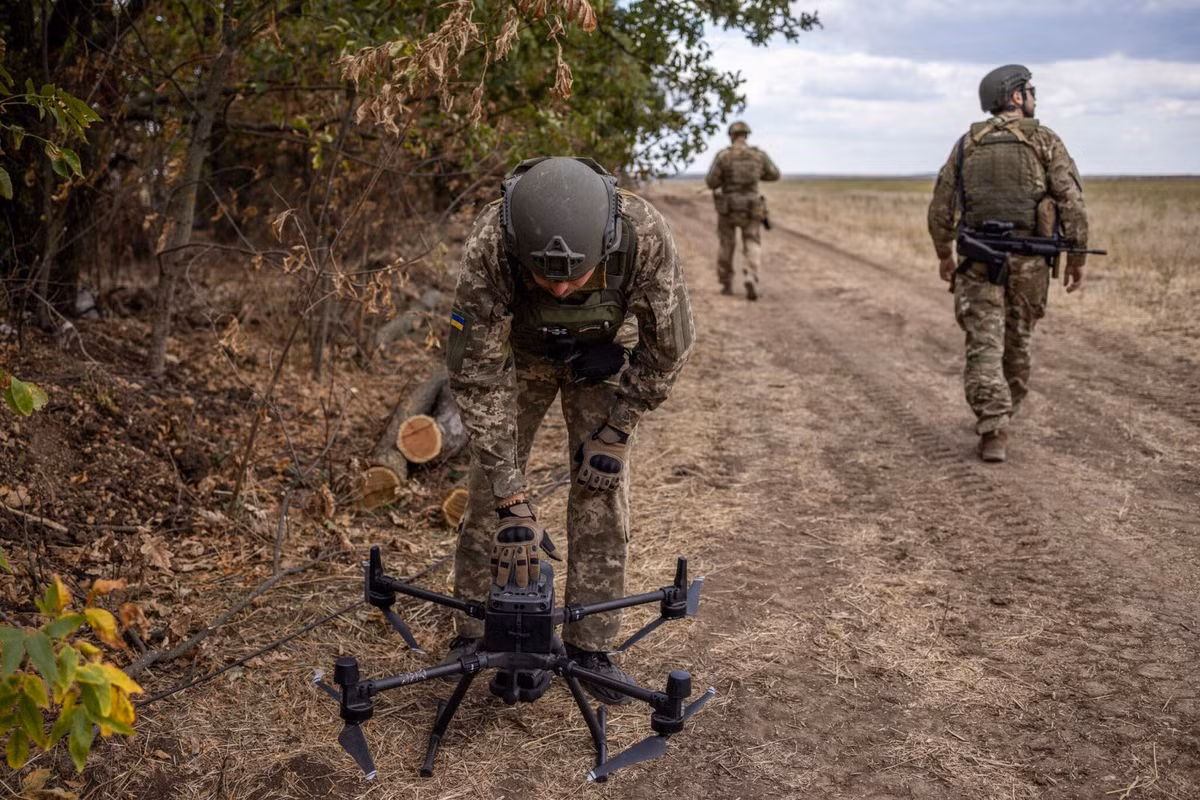 Vào giai đoạn đầu của cuộc xung đột, các đơn vị Ukraine, đã sử dụng UAV dân sự và tên lửa chống tăng vác vai Javelin, để trinh sát tình hình, ngăn các đơn vị quân Nga tiến vào thành phố. Đầu tiên, UAV xác định vị trí của quân Nga và sau đó tiến hành phục kích hoặc tập kích; chiến thuật này đã gây cho quân đội Nga rất nhiều khó khăn.