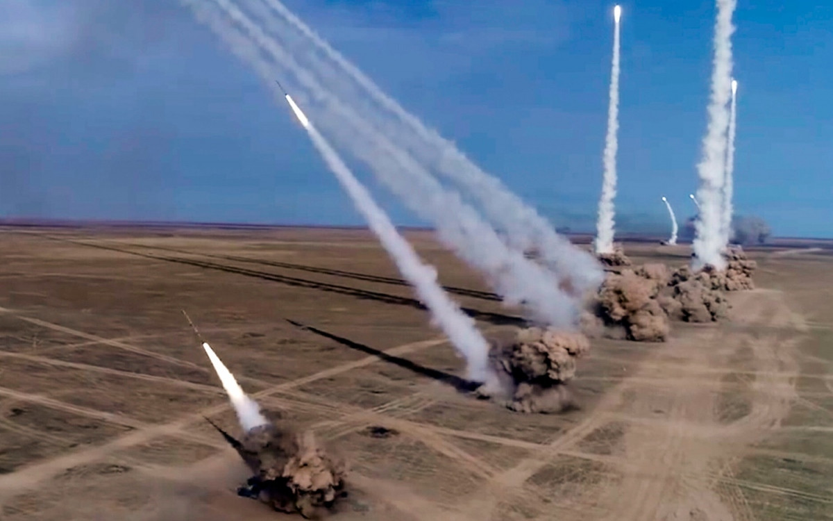 Trong đợt tấn công tên lửa mới nhất, Nga đã phóng hơn 200 quả tên lửa, trong đó tập trung vào hàng loạt cơ sở hạ tầng như năng lượng và điện ở Ukraine, khiến một nửa hệ thống năng lượng Ukraine bị tê liệt.