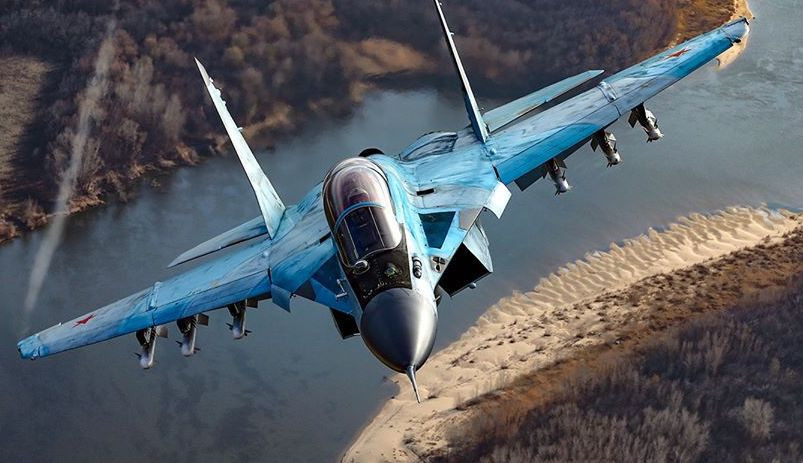 Mặc dù Su-35 và MiG-35 chia sẻ nhiều khái niệm thiết kế và công nghệ tương tự, nhưng được thiết kế cho các vai trò khác nhau với những ưu điểm của mỗi loại. Su-35 là máy bay chiến đấu cao cấp hơn và khẳng định là có độ tin cậy tốt hơn để đối đầu với những tiêm kích hạng nặng như F-15 hay F-22 của phương Tây. 