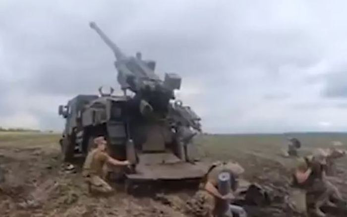 Lý do việc mài mòn nòng pháo như vậy, đầu tiên là do pháo binh Ukraine sử dụng với cường độ quá cao; thứ hai là do sợ pháo binh Nga phản pháo, nên pháo binh Ukraine phải bố trí xa chiến tuyến và như vậy, họ phải dùng liều thuốc phóng lớn nhất để bắn, điều này dẫn đến nòng pháo mòn rất nhanh và tổng thể pháo cũng chóng hỏng.