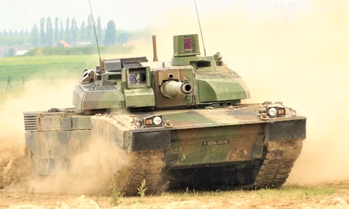 Theo một số nguồn tin, việc Pháp từ chối viện trợ xe tăng Leclerc cho Ukraine với lý do là khó khăn trong quá trình bảo dưỡng; nhưng theo các nhà phân tích, Quân đội Pháp lo ngại những bí mật của xe tăng rất hiện đại này rơi vào tay Nga, giống như những khẩu pháo Caesar mà Pháp đã viện trợ cho Ukraine, cũng bị quân Nga thu giữ.