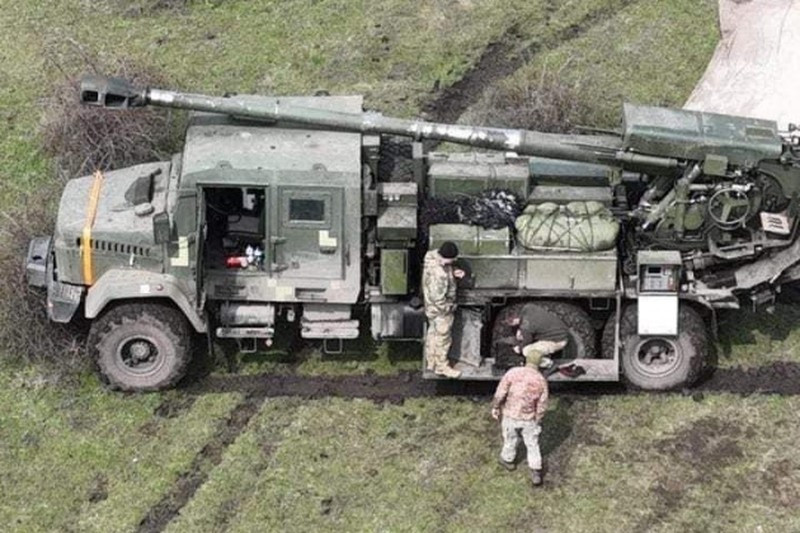 Caesar sử dụng khung gầm xe bánh hơi, dẫn động 6×6 hoặc 8×8; một động cơ diesel vừa cung cấp động lực cho xe và cho toàn bộ hệ thống vũ khí. Tốc độ tối đa của xe trên đường nhựa là 100 km/h, và với địa hình thảo nguyên là 50 km/h. Nếu Caesar sử dụng đạn tăng tầm rocket hỗ trợ, có thể đạt tầm bắn 50 km.