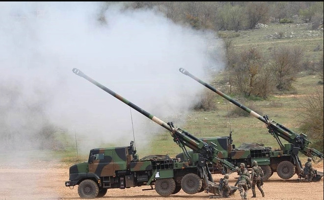 Còn theo thông tin từ trang Topwar của Nga, thì những khẩu pháo Caesar của Pháp gửi đi sửa chữa, sẽ được pháp “bù cho” bằng những khẩu Caesar mới, rút từ biên chế của Quân đội Pháp; lý do là Quân đội Ukraine đang quá thiếu hỏa lực chi viện cho bộ binh chiến đấu.