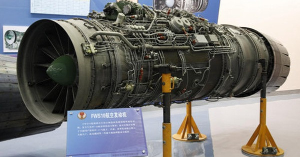 Khác với động cơ dùng trong hàng không dân dụng, đường kính của cánh quạt trước của động cơ mà máy bay chiến đấu thường sử dụng rất nhỏ, để đạt được lực đẩy vừa đủ và thích ứng với điều kiện làm việc của chuyến bay tốc độ cao. 