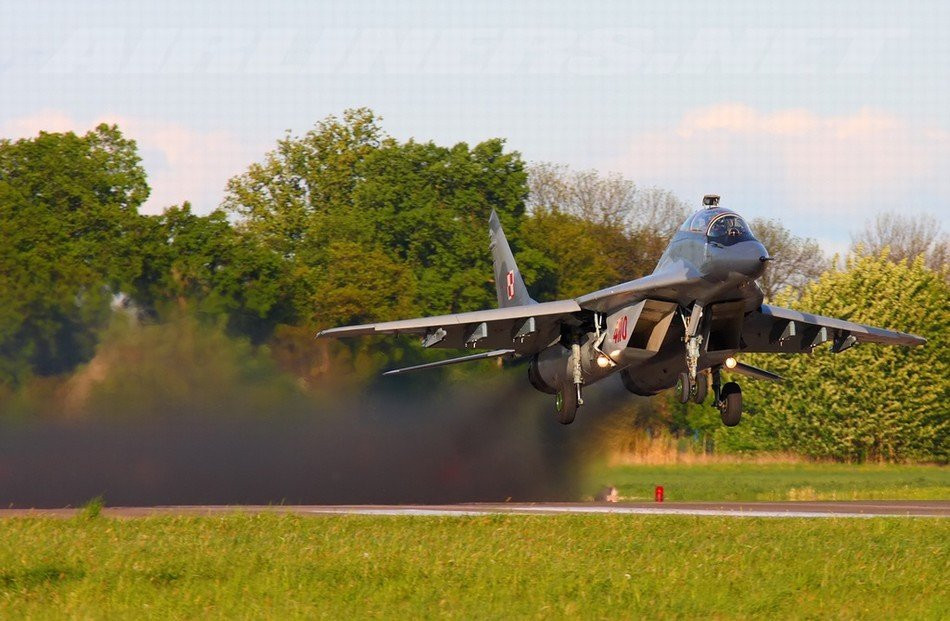 Do đó, theo một số lựa chọn thiết kế nhất định, máy bay chiến đấu sẽ không chỉ phát ra luồng lửa phản lực từ động cơ, mà còn phát ra khói dày đặc. Điều này bắt nguồn từ các động cơ phản lực tỷ lệ bỏ qua nhỏ và thường được sử dụng trong máy bay chiến đấu. 