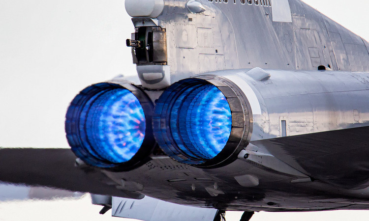 Đồng thời để phát huy tối đa hiệu suất của động cơ, người ta thường áp dụng phương pháp bổ sung oxy và phun thêm nhiên liệu để cung cấp thêm lực đẩy cho động cơ mà không tính chi phí. Lúc này nhiên liệu không đốt cháy hết được chuyển thành ngọn lửa ở đuôi động cơ và phun ra ngoài; nên chúng ta có thể nhìn thấy bằng mắt thường. 