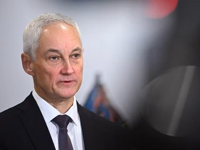 Khi ông Shoigu còn là Bộ trưởng Quốc phòng Nga, Quân đội Nga chủ yếu sử dụng đạn pháo để tấn công, tiêu hao sức mạnh của quân đội Ukraine. Nhưng sau khi ông Belousov trở thành Bộ trưởng Quốc phòng Nga, Quân đội Nga đã tăng cường sử dụng bom hàng không và các phân đội bộ binh nhỏ lẻ.