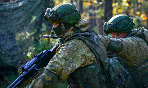 “Alex” cho biết, quân Nga thường tấn công theo nhóm nhỏ, nhanh chóng dọn sạch các vị trí của quân Ukraine. Khi gặp quân Ukraine ngăn chặn không thể tiến, quân Nga không ham đánh, mà lùi lại thả UAV trinh sát, sau đó cung cấp tọa độ cho lực lượng pháo binh và không quân giải quyết.