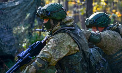 “Alex” cho biết, quân Nga thường tấn công theo nhóm nhỏ, nhanh chóng dọn sạch các vị trí của quân Ukraine. Khi gặp quân Ukraine ngăn chặn không thể tiến, quân Nga không ham đánh, mà lùi lại thả UAV trinh sát, sau đó cung cấp tọa độ cho lực lượng pháo binh và không quân giải quyết.