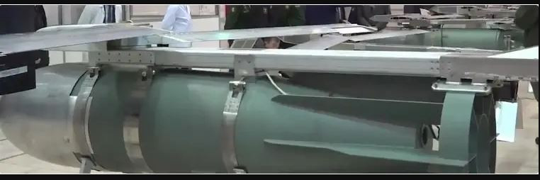 Bom FAB-1500 có thể phá hủy những hầm ngầm bê tông cốt thép ở độ sâu tới 20 mét và xuyên thủng 3 mét bê tông. Các máy bay ném bom Su-34, tiêm kích đa nhiệm Su-30 và Su-35 Không quân Nga đều có thể sử dụng loại bom này.