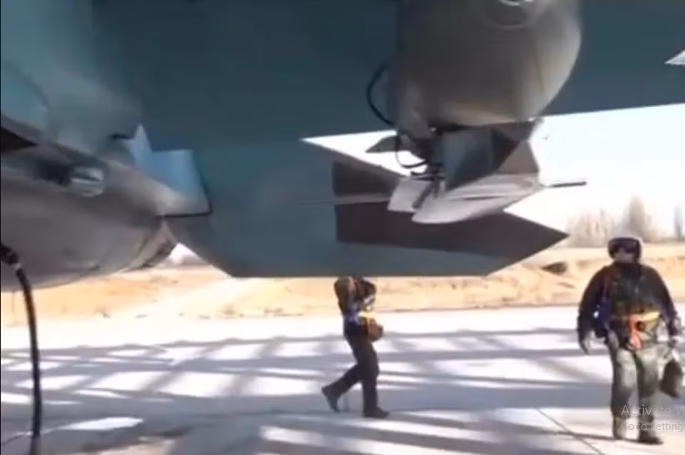 Máy bay Su-34 của Nga thường được trang bị 4 đến 6 quả bom lượn có điều khiển FAB-500. Nhưng với bom FAB-1500, thì một chiếc Su-34 chỉ có thể mang được 3 quả bom trong một lần xuất kích. 