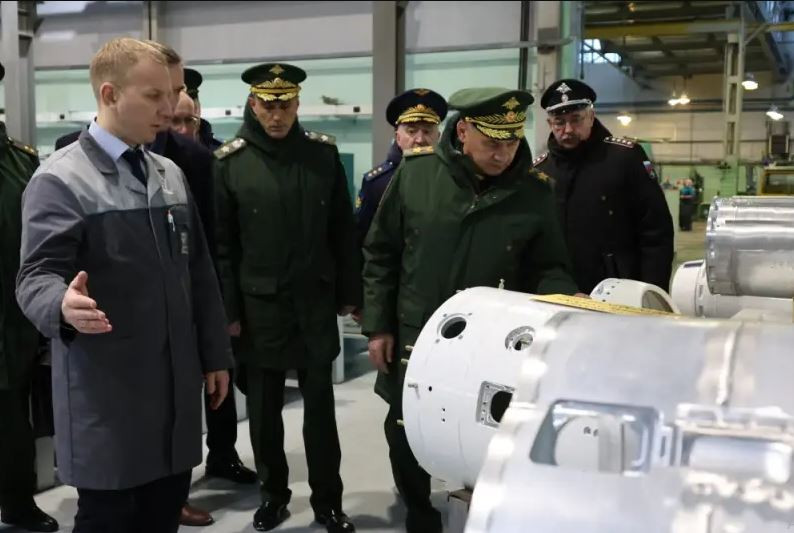 Chuyến thị sát của Bộ trưởng Quốc phòng Nga Sergei Shoigu và việc sử dụng bom lượn FAB-1500 M54 diễn ra khi Nga tiếp tục chiến dịch không kích chống lại Kiev. Việc sử dụng các loại bom lượn có điều khiển, giúp máy bay Nga bay ngoài tầm của hầu hết các hệ thống phòng không của Ukraine.